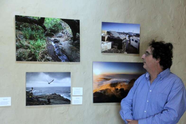 El autor Marcos Martín junto a cuatro fotografías (Foto Jesús Ruiz Mesa)